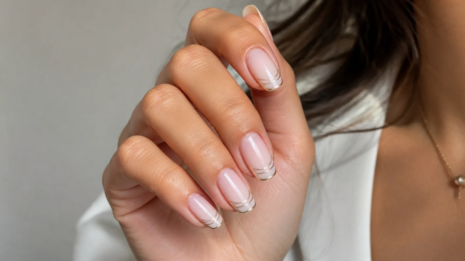 Micro-line, double-line and metallic French details