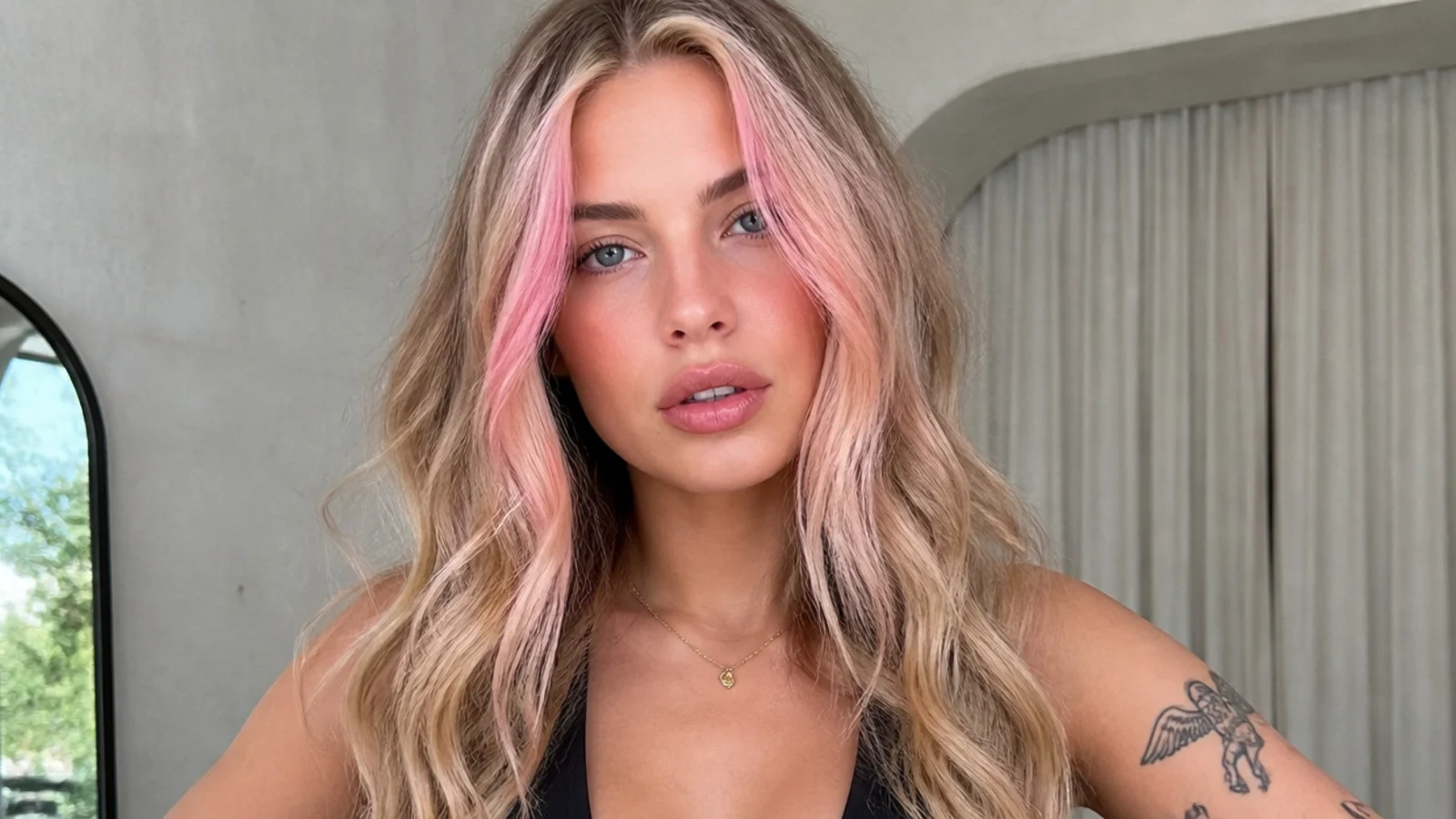 Light hair with a pastel pink money piece