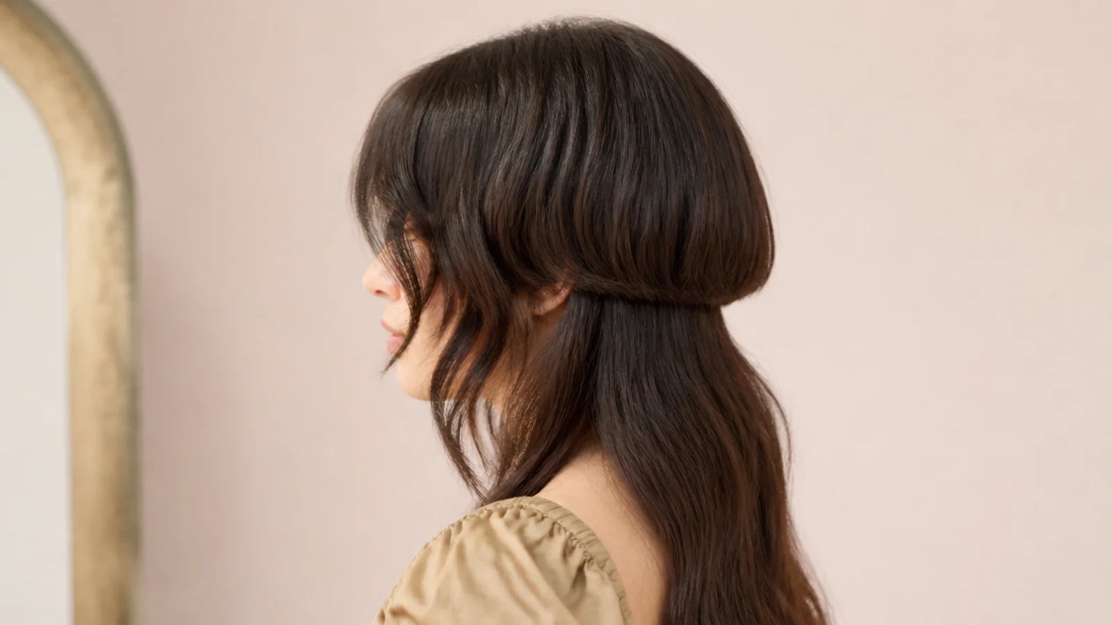 Wavy jellyfish haircut on a round face with a lower bell and face-framing wavy pieces
