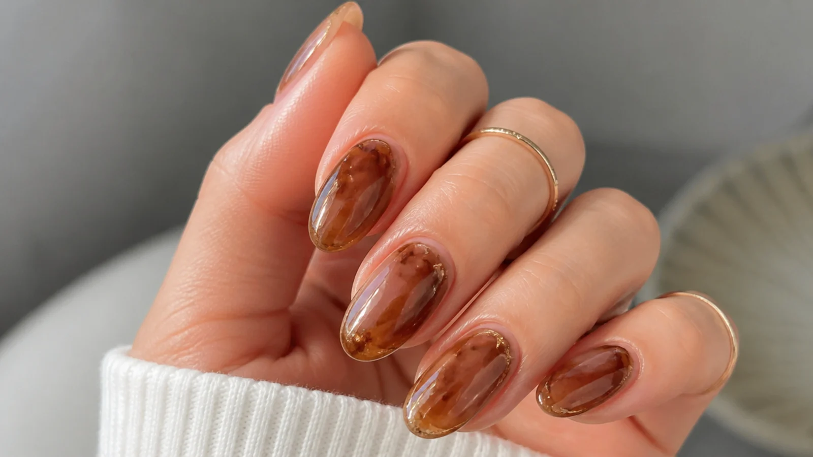 Warm brown and caramel blooming gel nails with soft diffusion