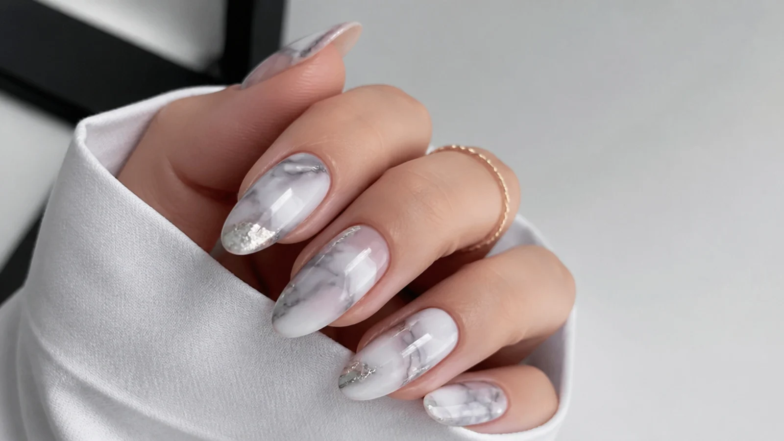 Soft gray and white smoky marble blooming gel nails