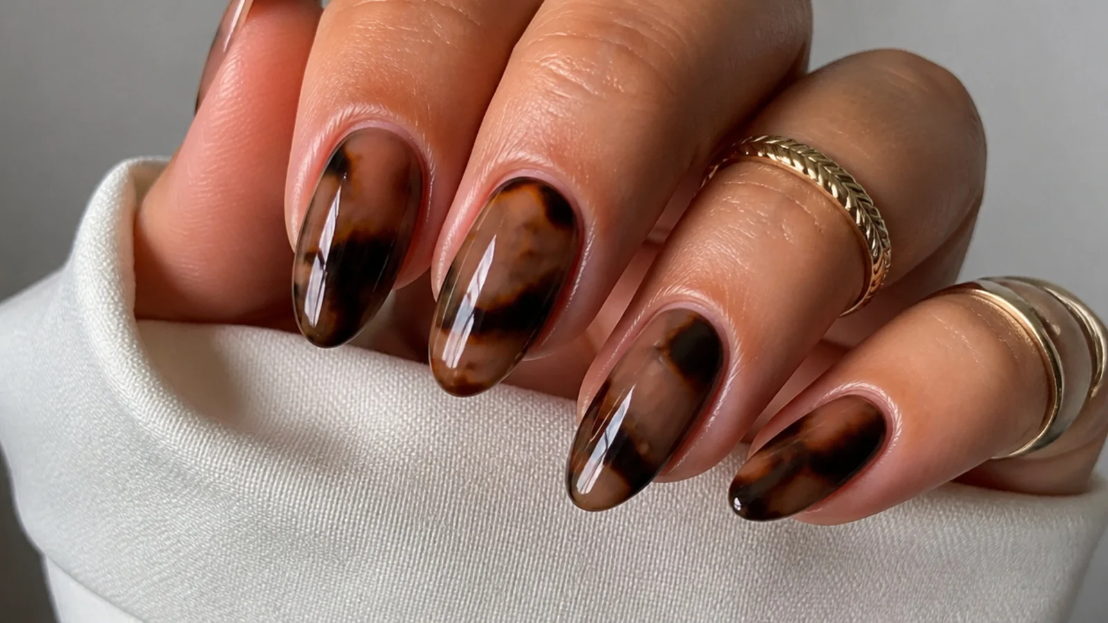 Dark espresso and caramel tie-dye blooming gel nails
