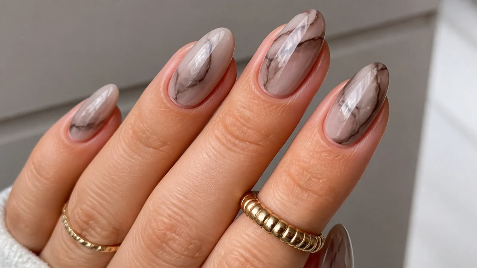 Neutral taupe and gray-brown smoky marble blooming gel nails