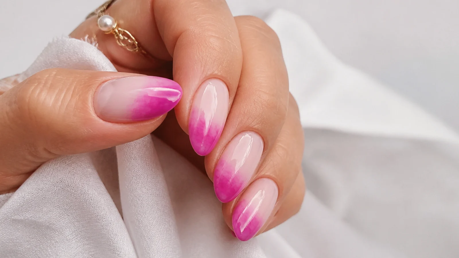 Blooming gel nails with diffused bright color only at the tips