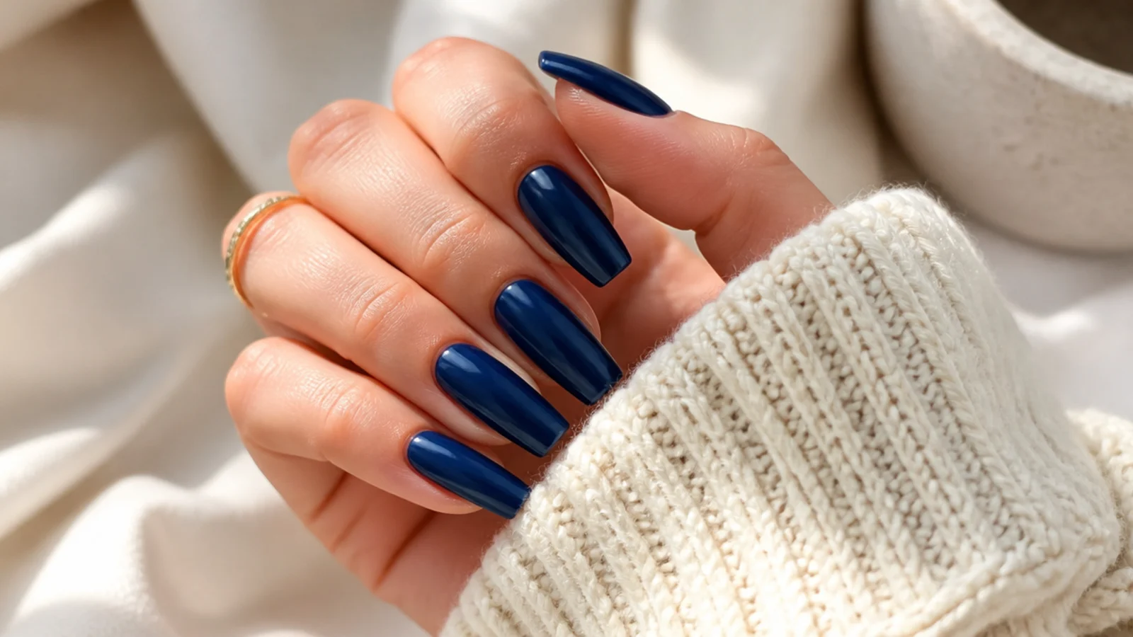 Medium navy blue coffin nails in a deep glossy single tone