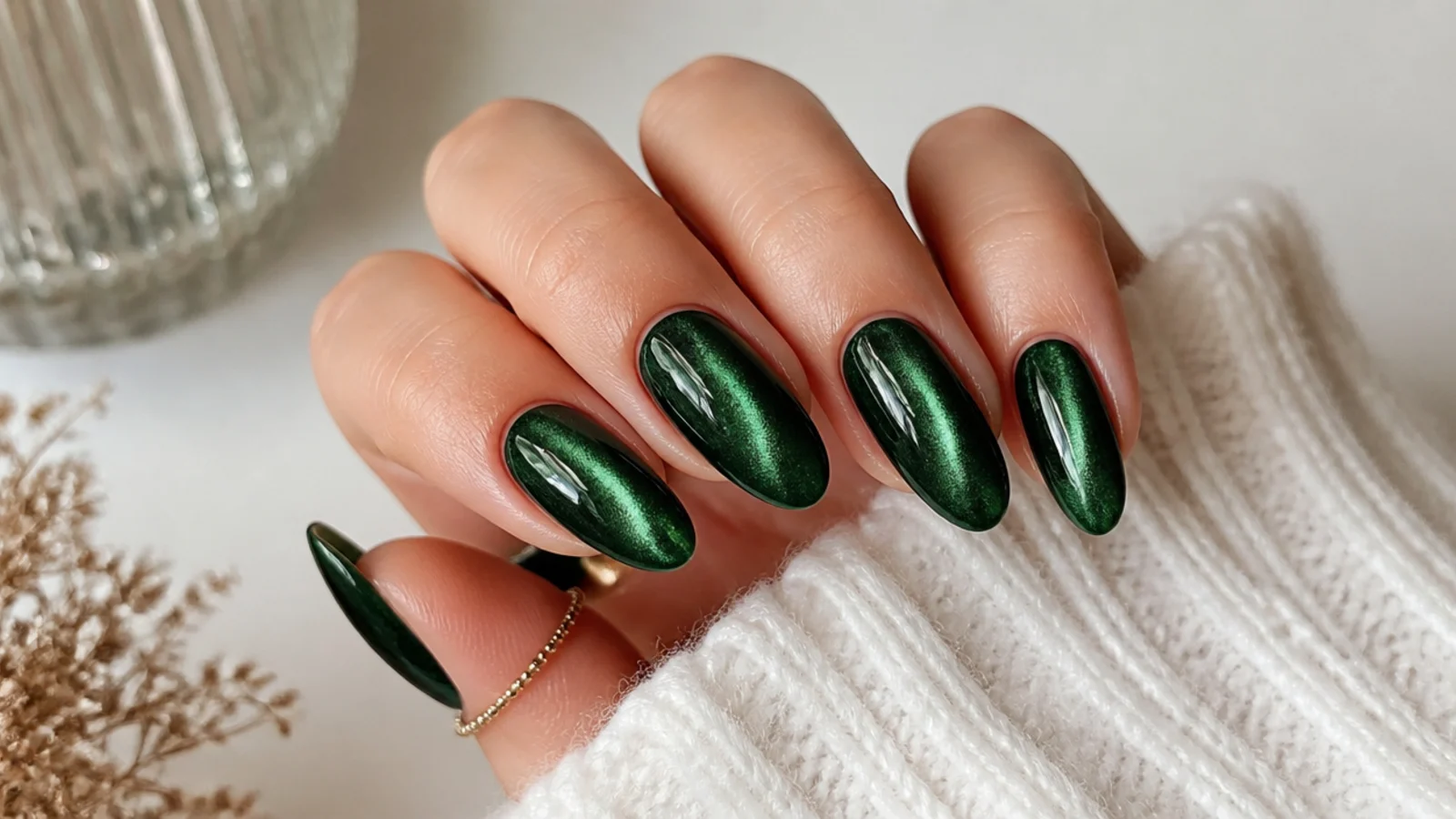 Emerald green velvet cat-eye nails with a soft light band