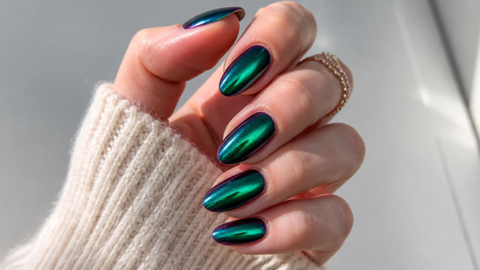 Emerald nails with a color-shifting aurora chrome finish