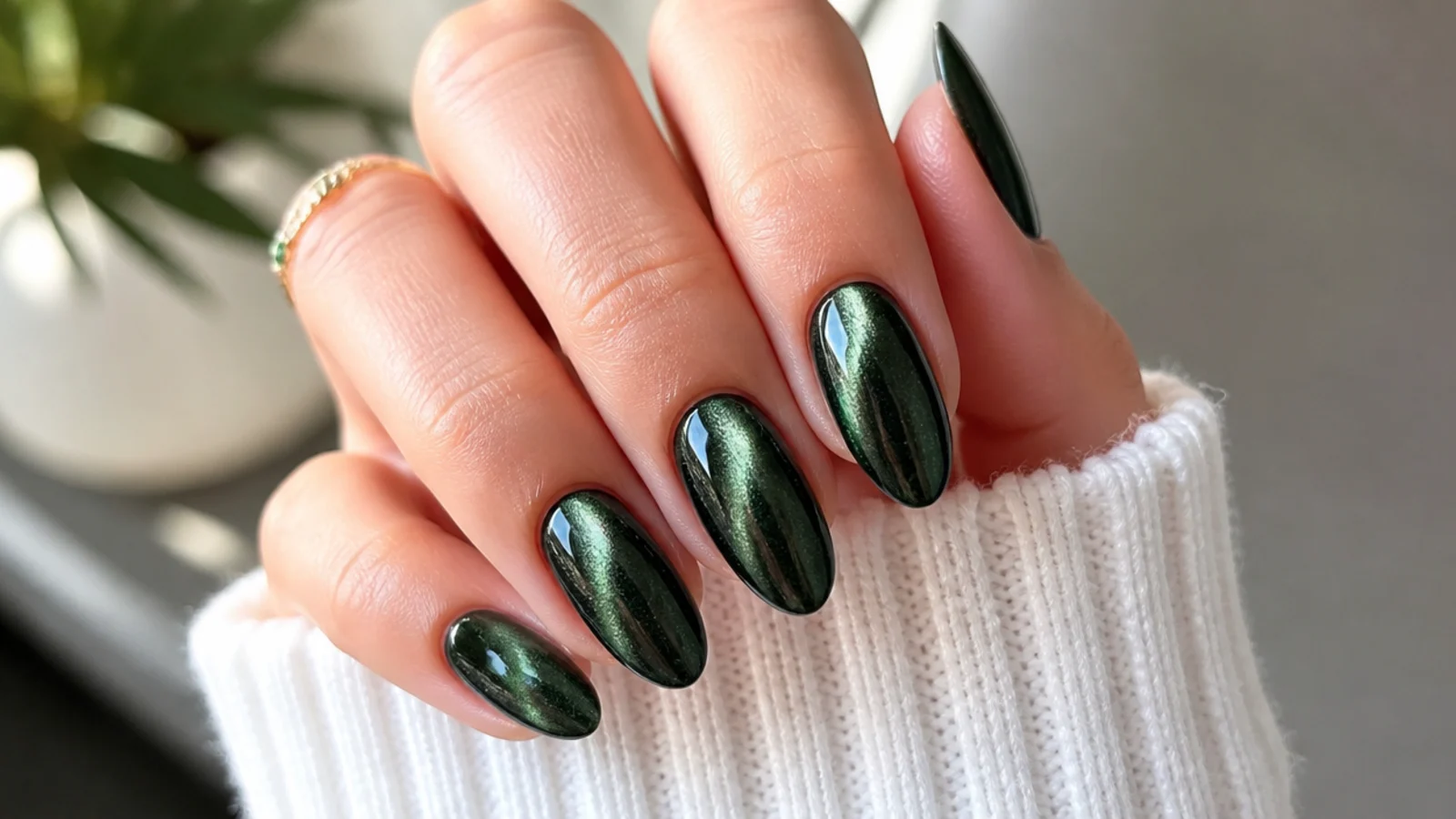 Dark green magnetic cat-eye nails with a shifting light streak
