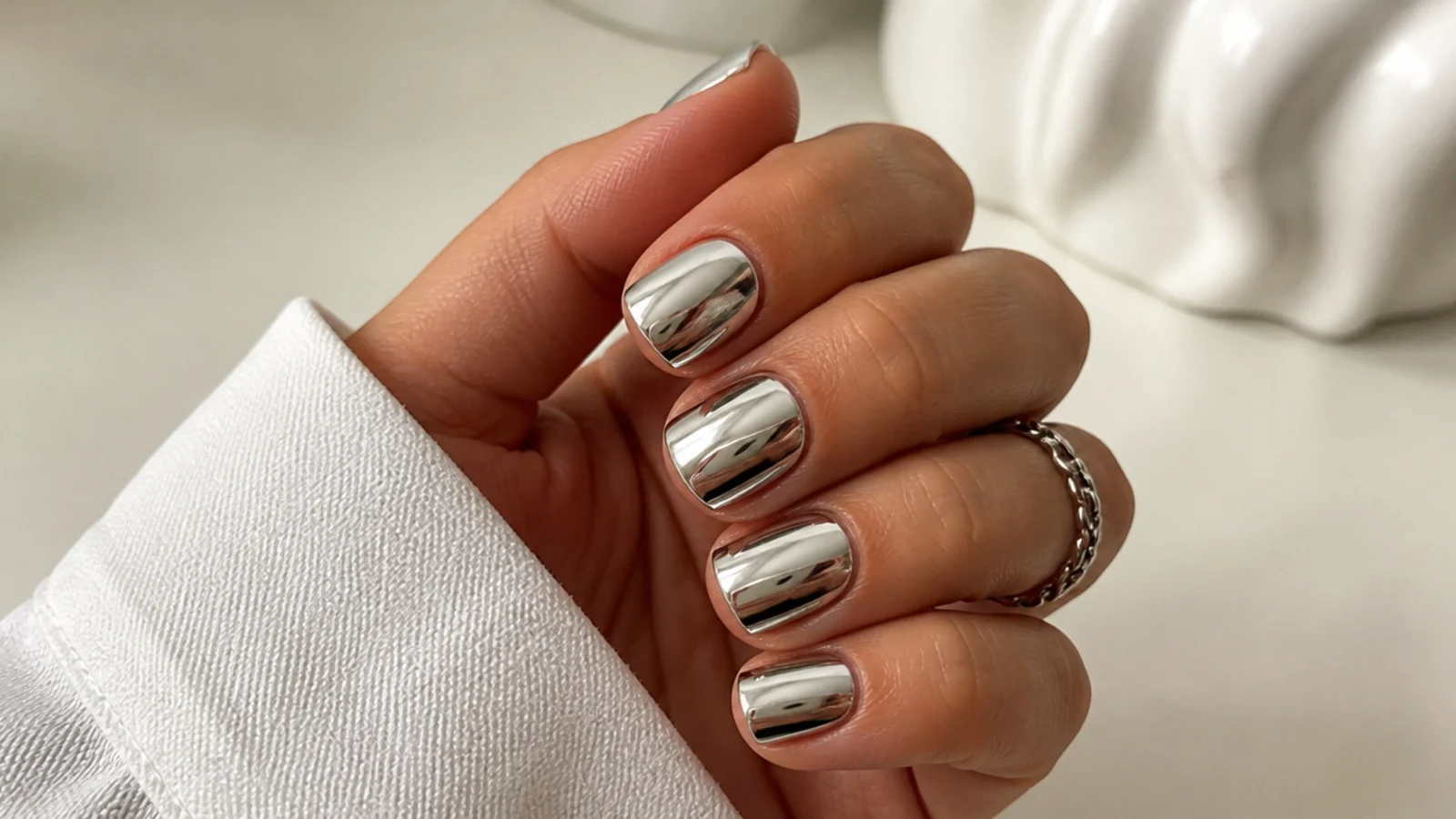 Silver mirror chrome gel nails on short square nails