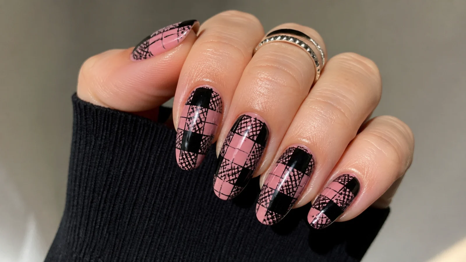 Nails with pink and black punk plaid crosshatch pattern