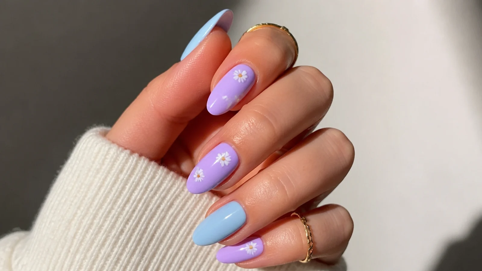 Alternating baby blue and lavender acrylic nails in a pastel set