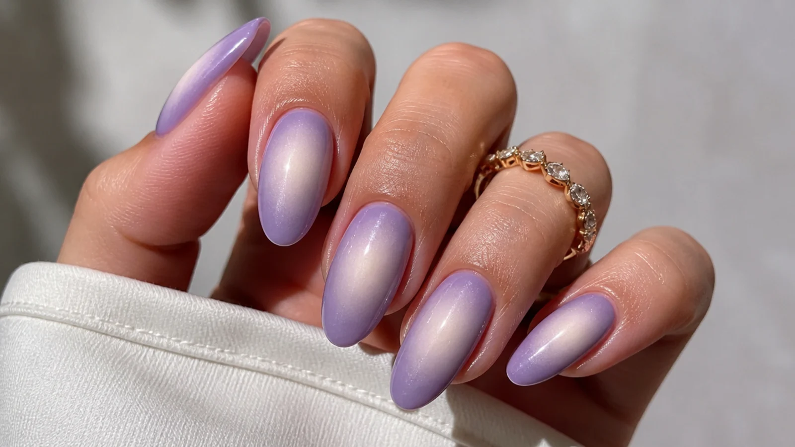 Lavender aura acrylic nails with a soft glowing center halo