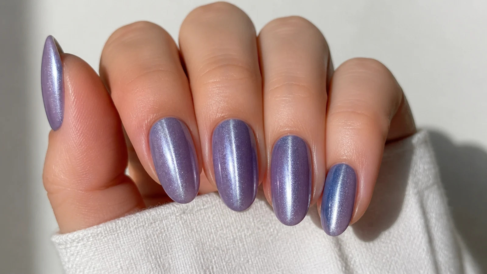 Cool true lavender cat eye nails with a sharp vertical light line