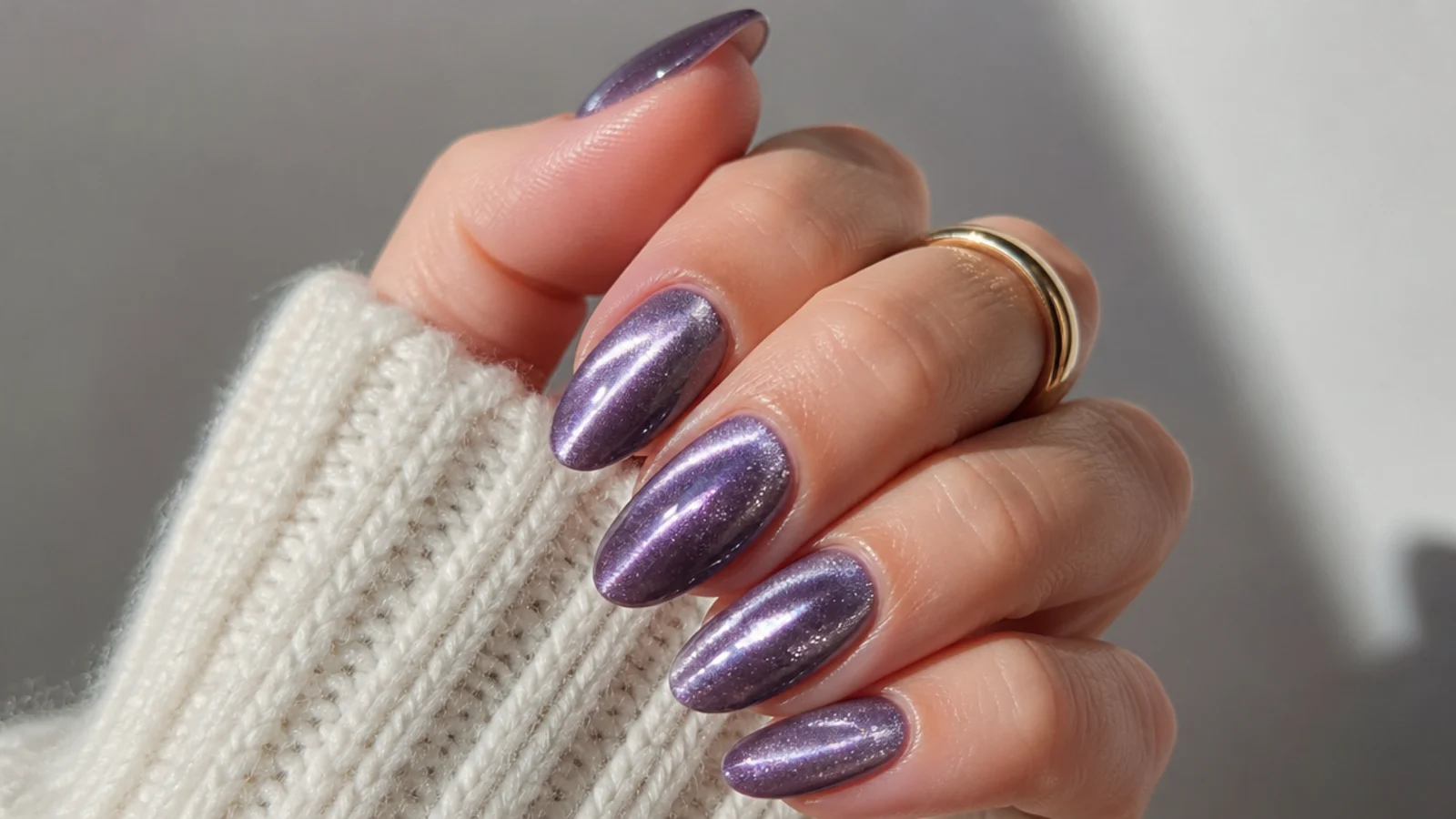 Lavender cat-eye nails with a glowing magnetic chrome stripe