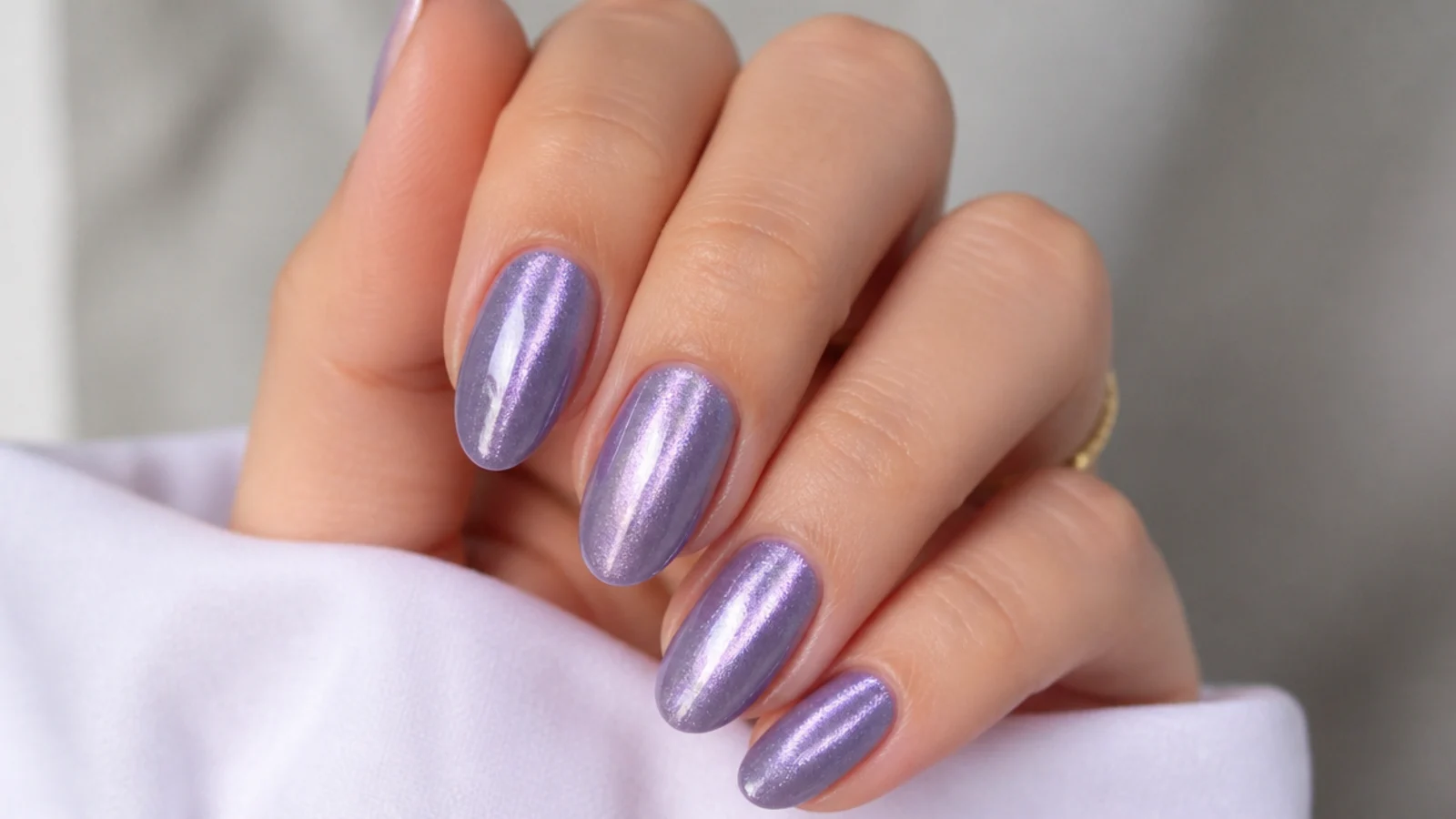 Lavender cat-eye nails with a soft magnetic light streak