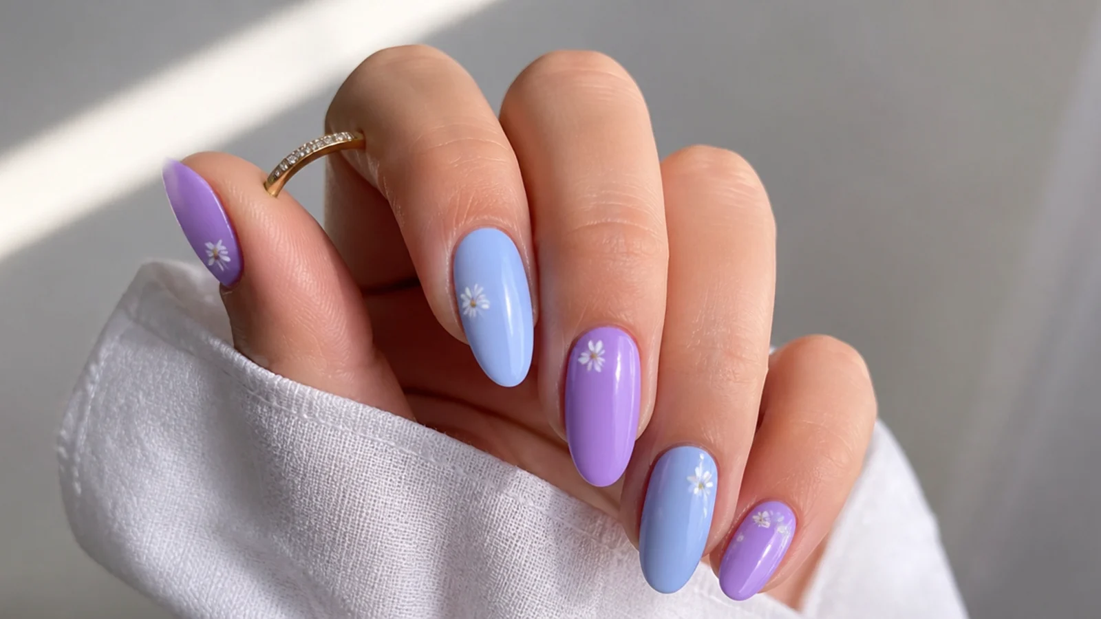 Alternating lavender and baby blue pastel nails