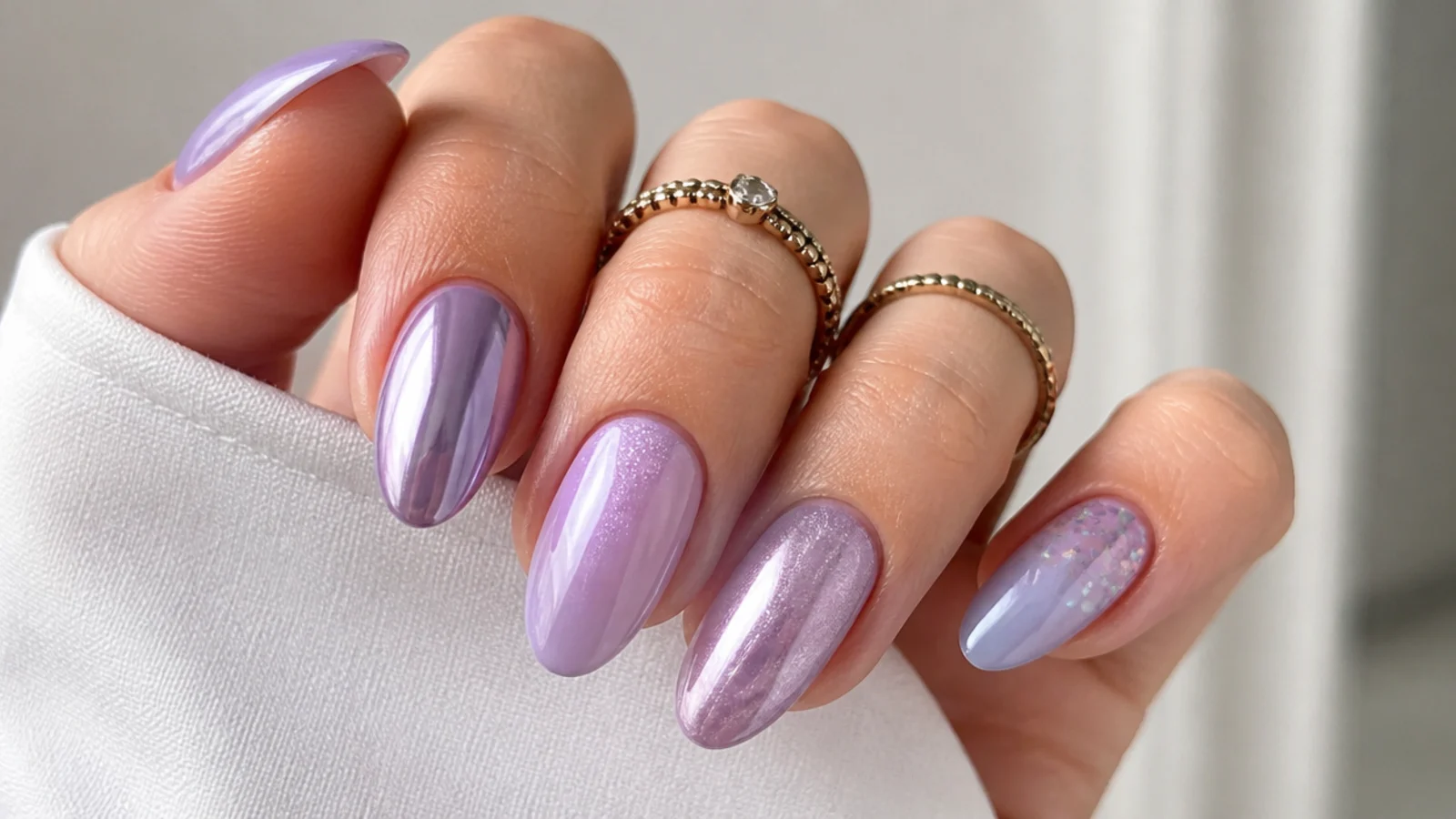 Lavender nails in chrome, milky, cat-eye, ombre and glitter finishes