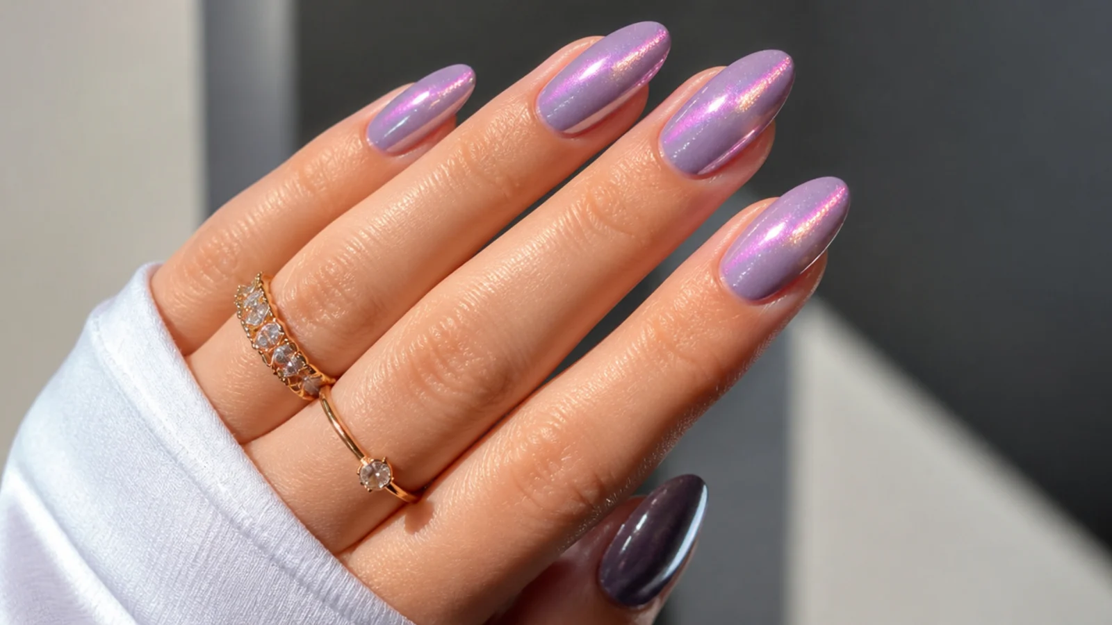 Lavender cat-eye nails with a pink magnetic light strip on almond shape