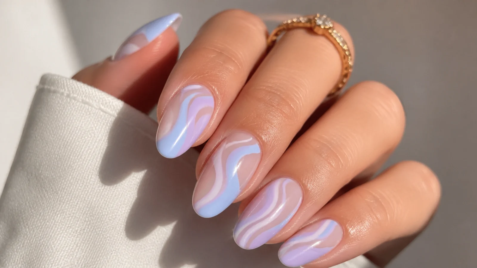 Retro swirl nails in light blue, lilac and white