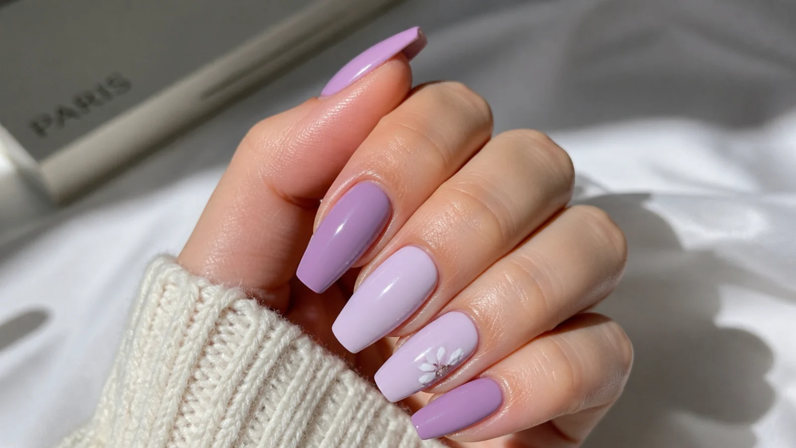 Tonal light purple acrylic nails alternating lavender and lighter lilac