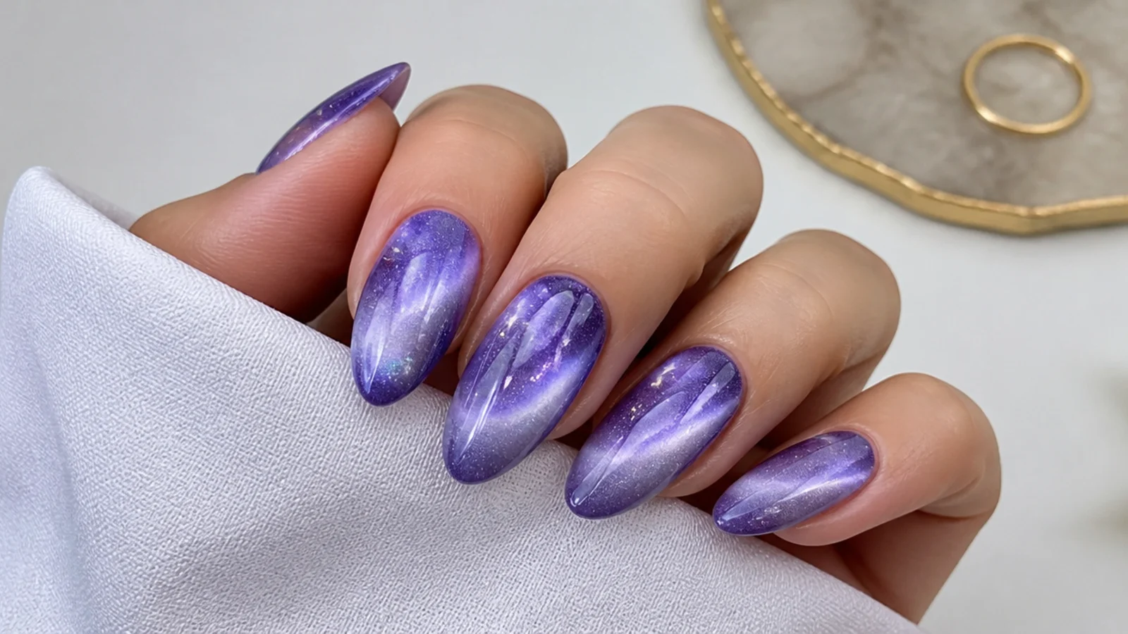 Light purple galaxy cat eye nails with a wide soft magnetic glow