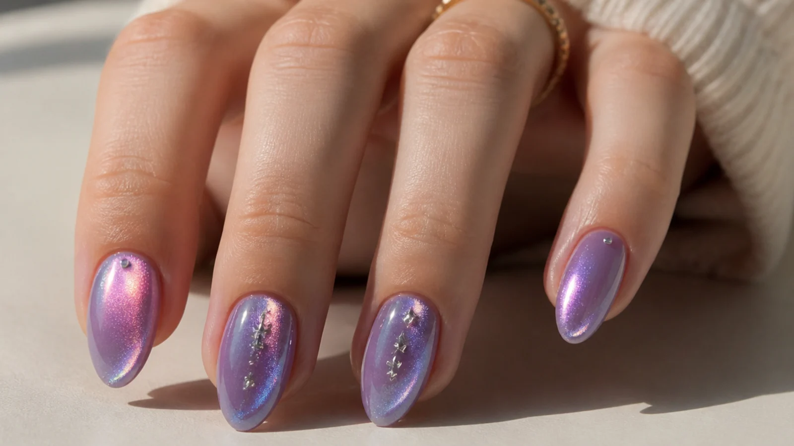 Multichrome light purple cat eye nails shifting between lilac and pink