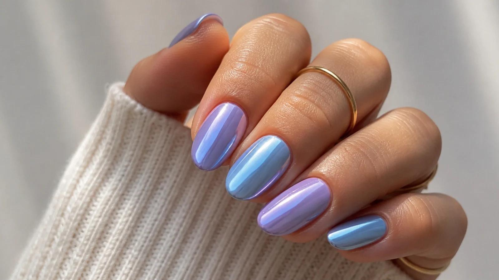 Alternating lilac chrome and soft blue chrome nails in pastel tones