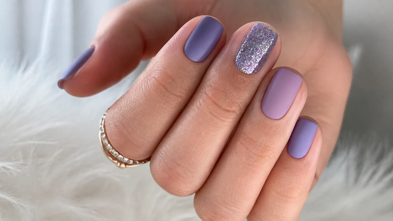 Matte light purple nails with one sparkling glitter accent nail