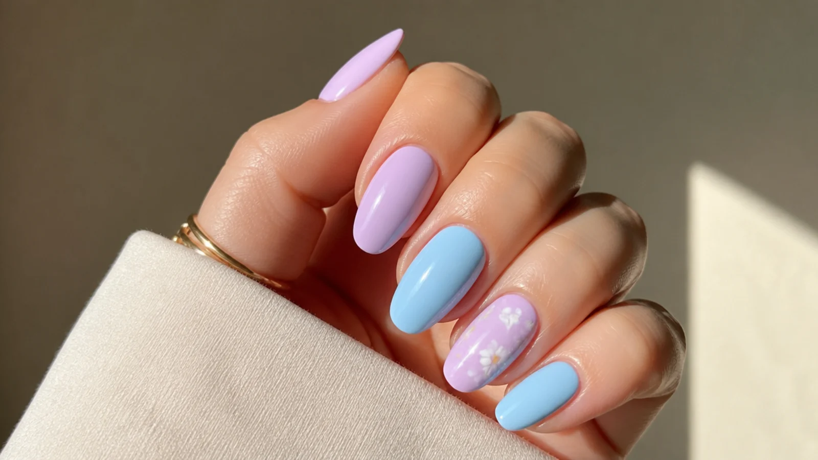 Alternating light purple and baby blue pastel nails