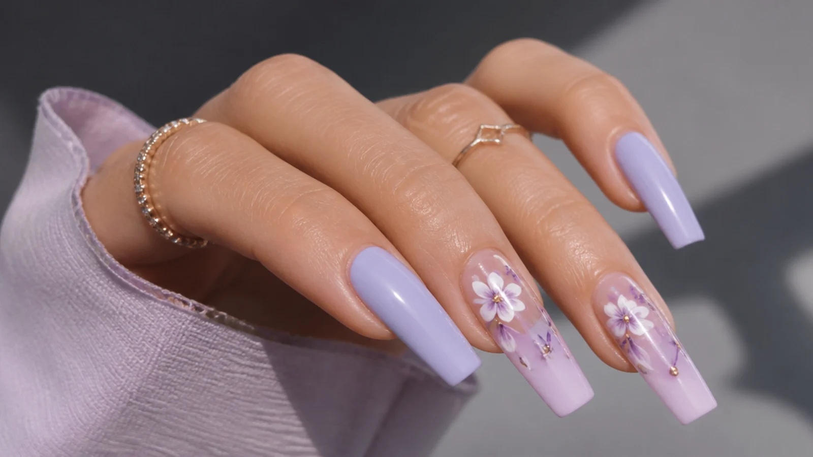 Long coffin-shaped light purple nails in soft lavender