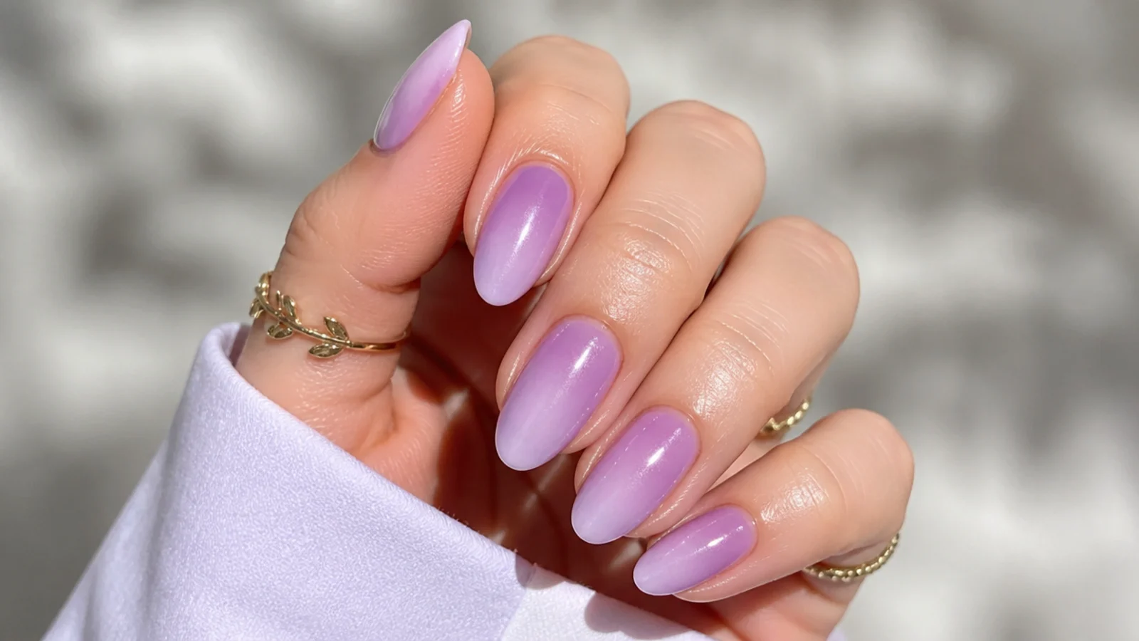 Light purple aura nails with a soft glowing airbrushed center