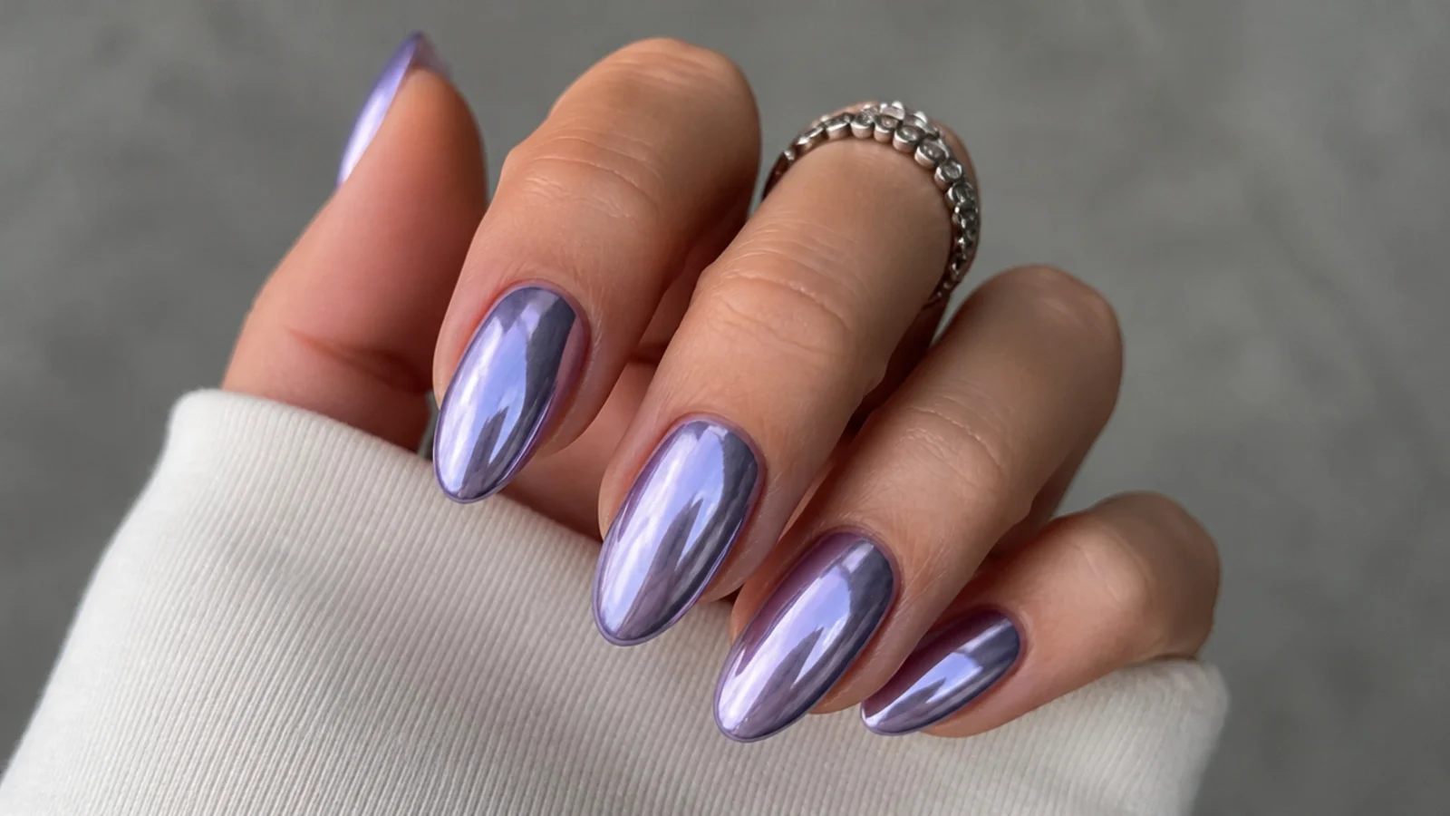 Reflective lilac chrome light purple nails with a mirror finish