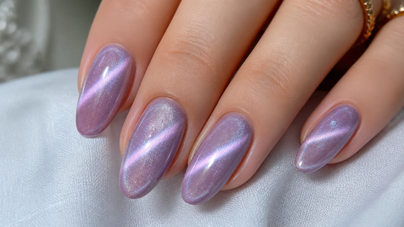 Lilac cat-eye light purple nails with a shifting magnetic light strip