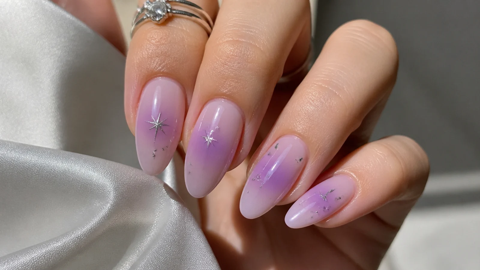Light purple aura nails with a soft airbrushed lilac glow in the center