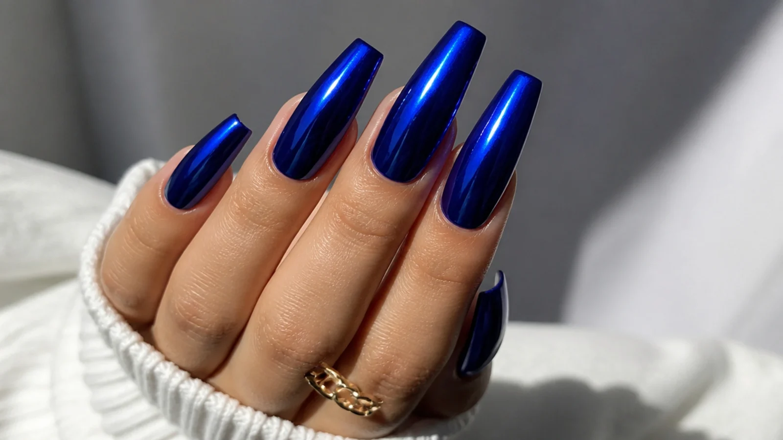 Long coffin nails in deep royal blue mirror chrome
