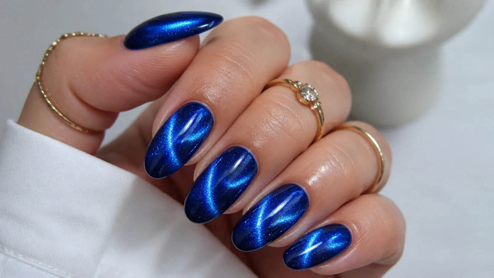 Royal blue cat-eye nails with a shifting magnetic light streak