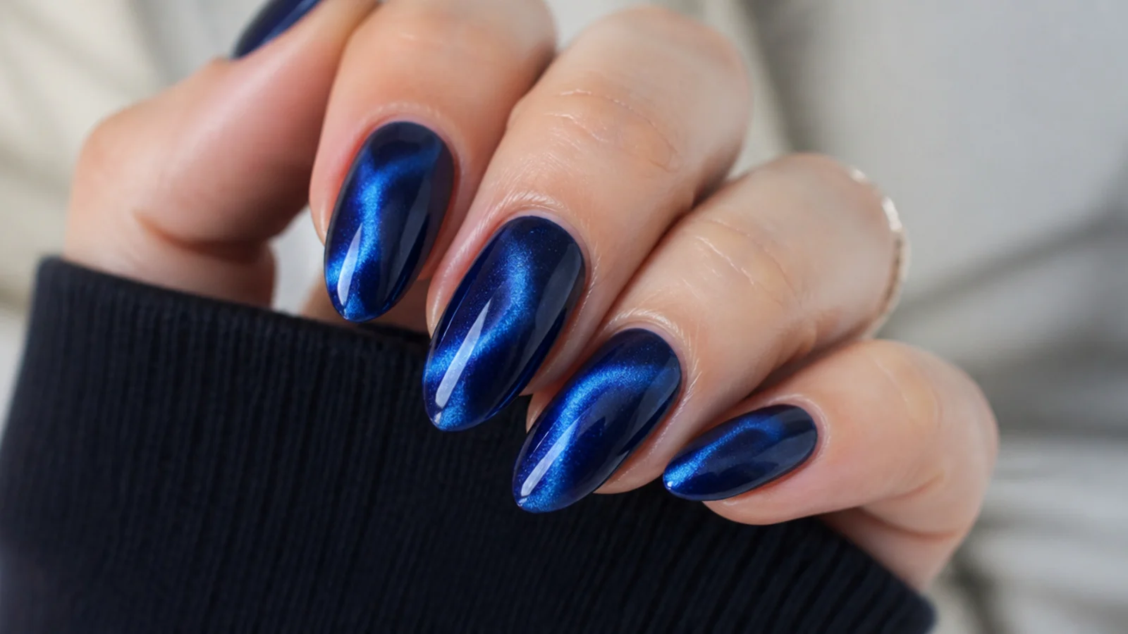 Royal blue cat-eye nails with a moving magnetic shimmer stripe