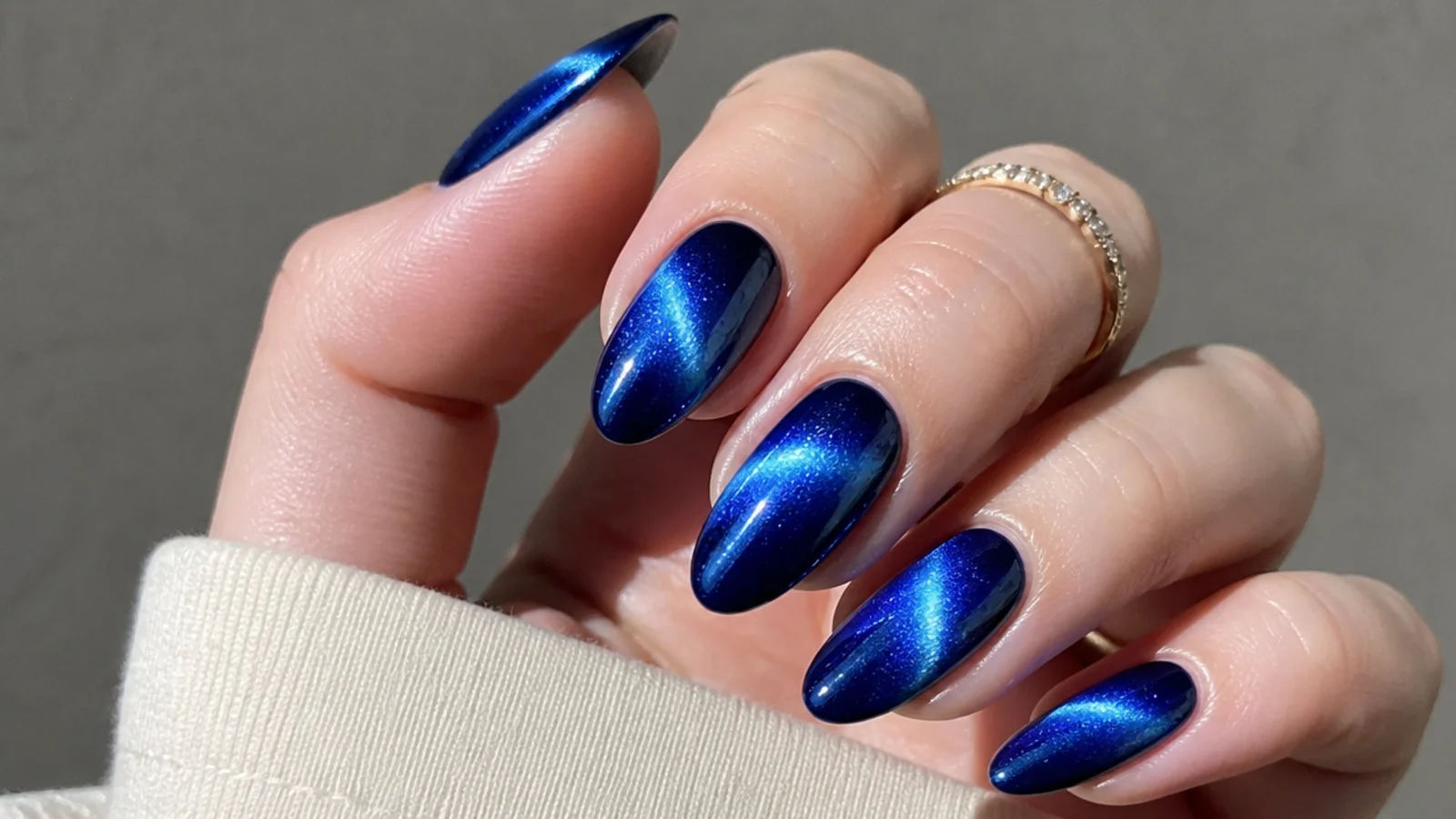 Royal blue cat-eye nails with a glowing magnetic light streak