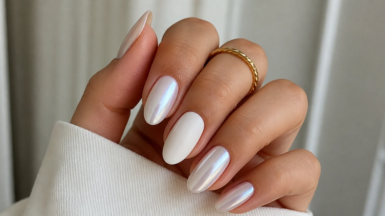 White nails alternating soft matte and glossy pearl chrome finishes