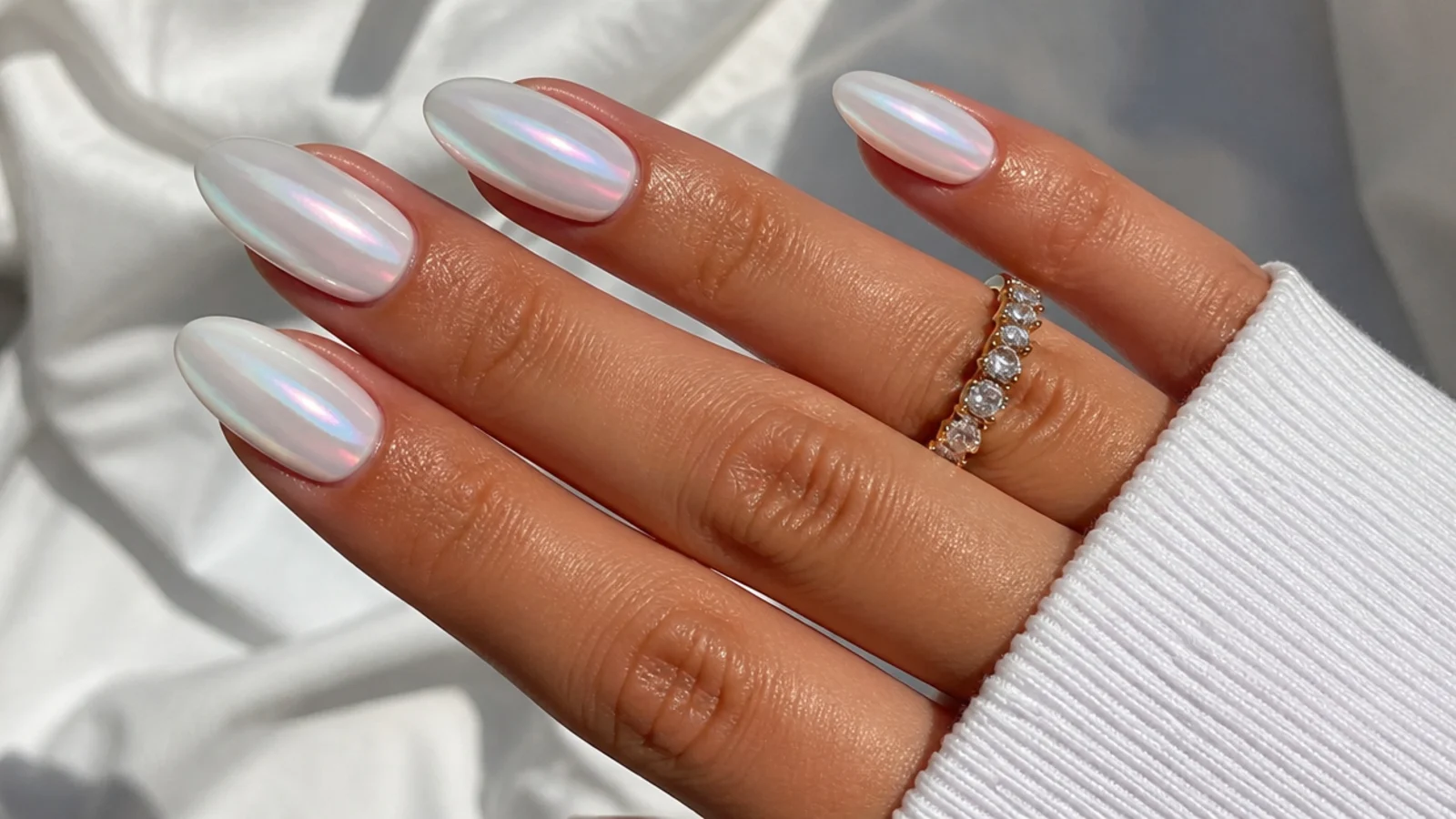 White chrome nails with an iridescent aurora pink and blue pearl shift