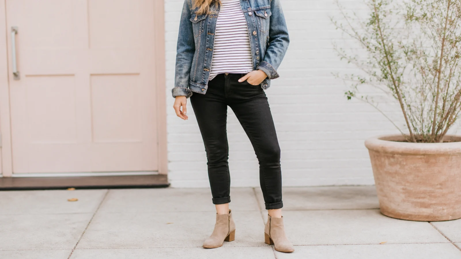 Faceless outfit with a mid-wash denim jacket, a striped tee and black skinny jeans with ankle boots