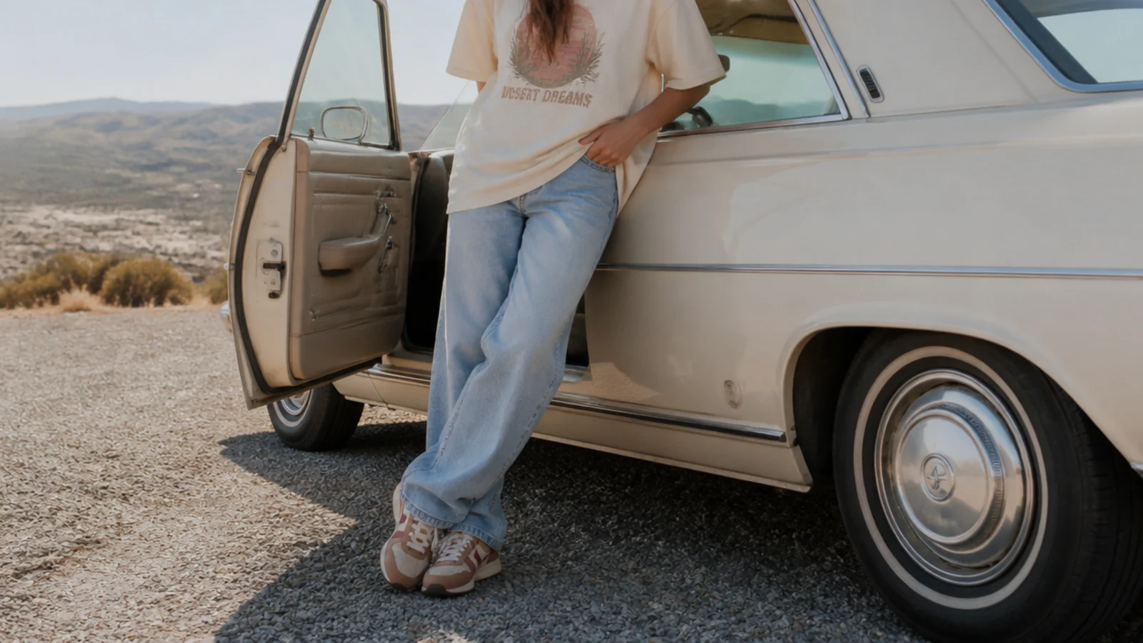 Faceless road trip outfit with relaxed baggy jeans, an oversized tee and retro 70s-style running sneakers